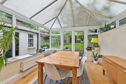 70 Buckingham Road, Richmond, TW10 7EQ