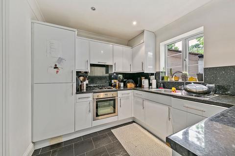 70 Buckingham Road, Richmond, TW10 7EQ