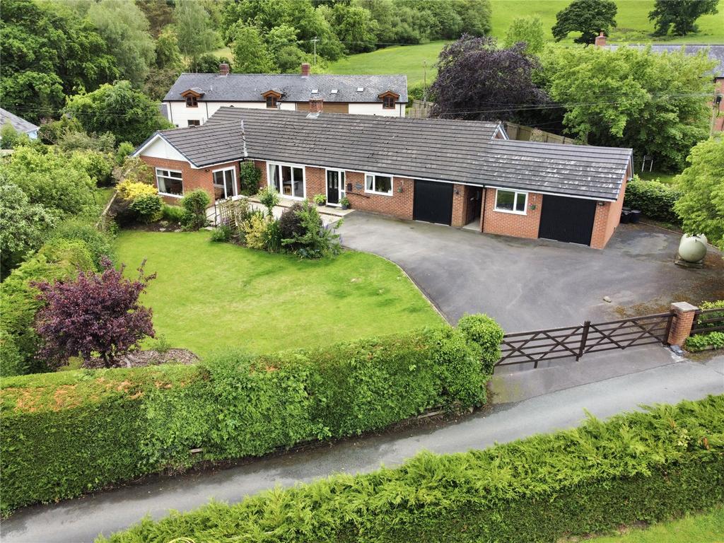 Pontdolgoch, Caersws, Powys, SY17 3 bed bungalow for sale - £425,000