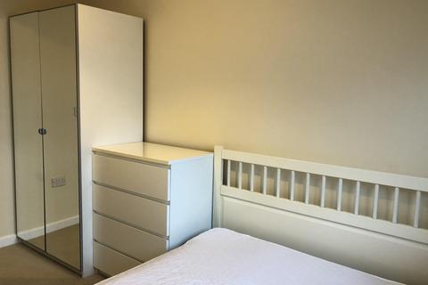 2 bedroom flat to rent, City Walk, Leeds, West Yorkshire, UK, LS11