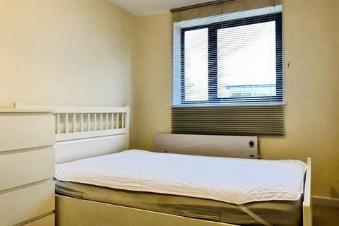 2 bedroom flat to rent, City Walk, Leeds, West Yorkshire, LS11