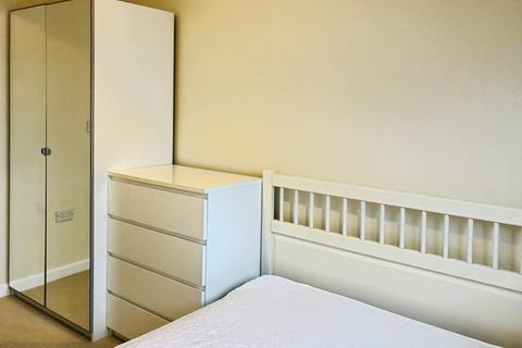 2 bedroom flat to rent, City Walk, Leeds, West Yorkshire, LS11