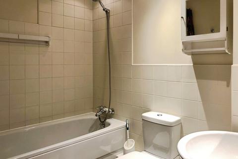 2 bedroom flat to rent, City Walk, Leeds, West Yorkshire, LS11