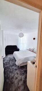 1 bedroom in a flat share to rent, Poplar High Street, London E14