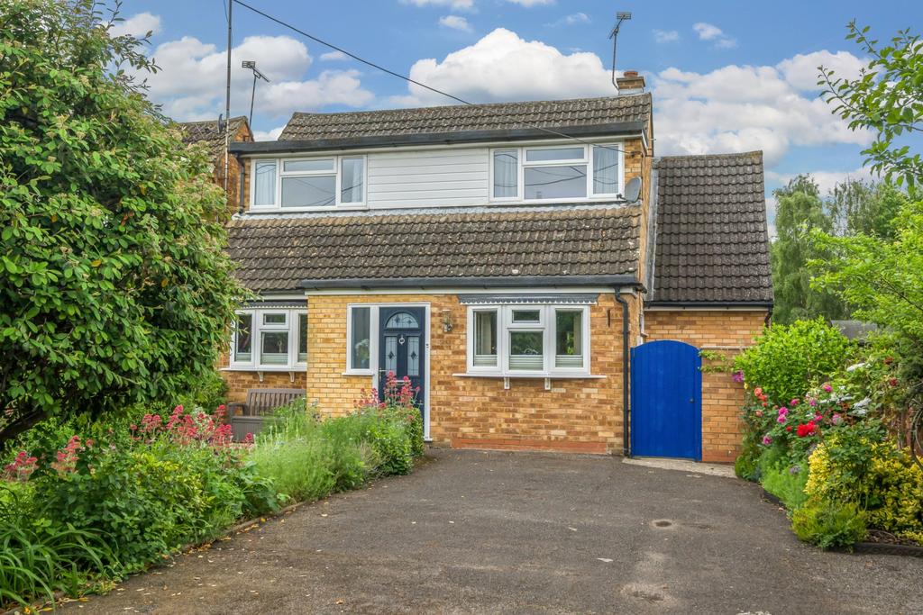 Lower Green, Westcott, Aylesbury... 3 bed detached house for sale £