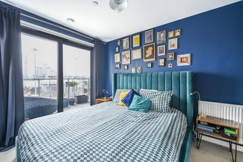 3 bedroom flat for sale, Horizons Tower, E14, Canary Wharf, London, E14