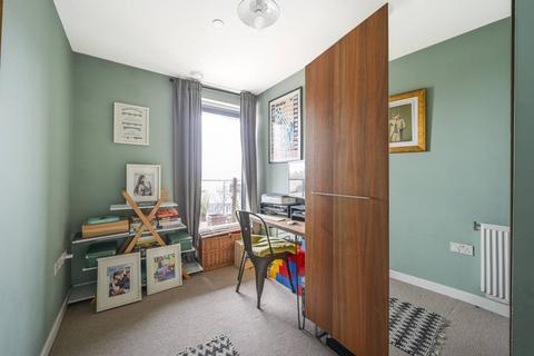 3 bedroom flat for sale, Horizons Tower, E14, Canary Wharf, London, E14