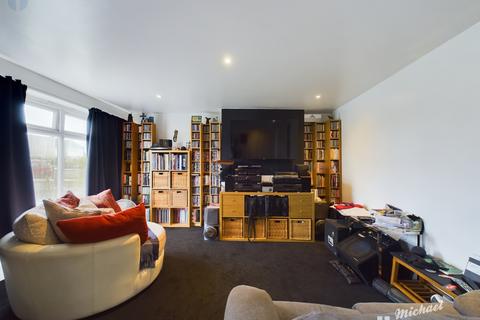 3 bedroom terraced house for sale, Quarrendon Avenue, AYLESBURY, HP19 9JR