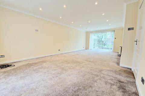 3 bedroom detached house to rent, Ennerdale Drive, Bury, BL9