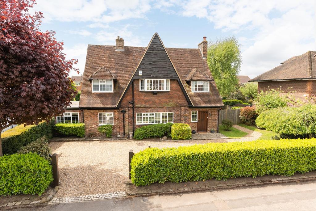 Walton Park, WALTONONTHAMES, KT12 4 bed detached house for sale £