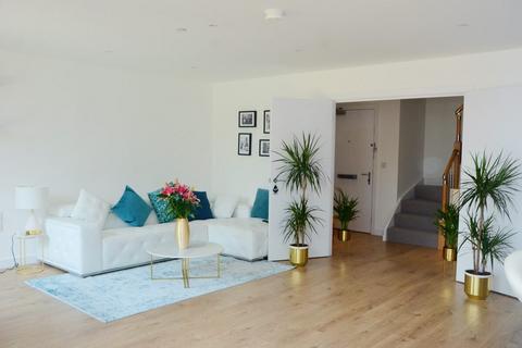 3 bedroom apartment for sale, Giles House, Forrester Way, London, E15