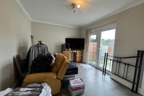 3 bedroom semi-detached house to rent, Slatch House Road, Smethwick, West Midlands, B67