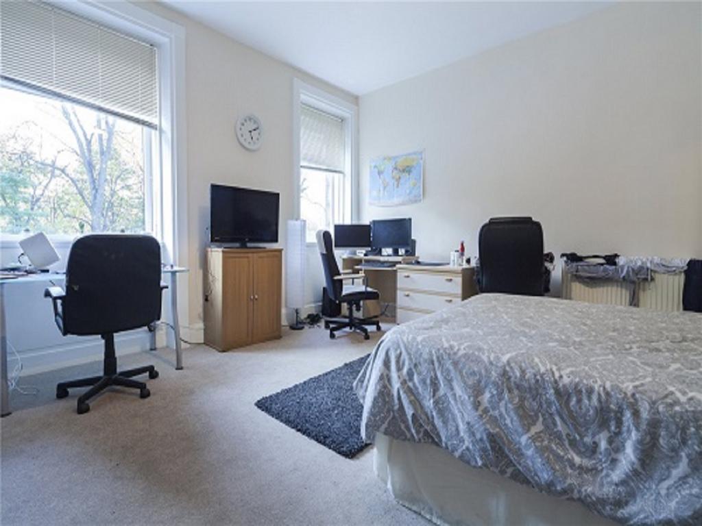 9 Kings Mill Lane, Huddersfield, HD1 4 bed semidetached house £1,543