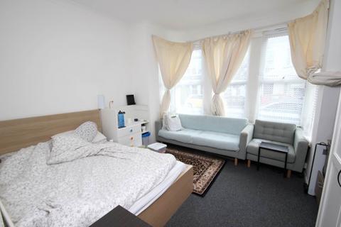 1 bedroom flat for sale, St Helens Road, Westcliff On Sea