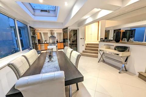 3 bedroom flat for sale, Three Bedroom Flat  For Sale Queens Gate Place South Kensington SW7