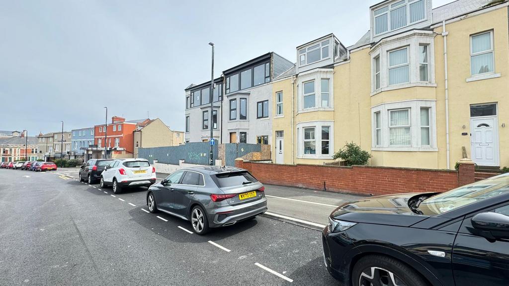 South Parade, Whitley Bay NE26 1 bed flat £795 pcm (£183 pw)