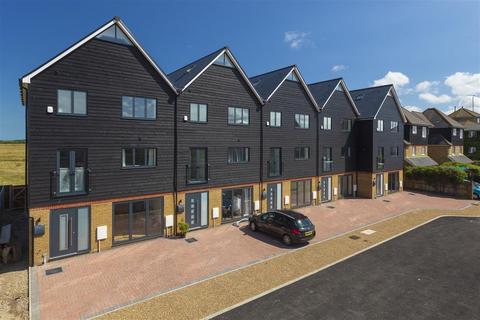 5 bedroom townhouse for sale, Waterside Close, Faversham