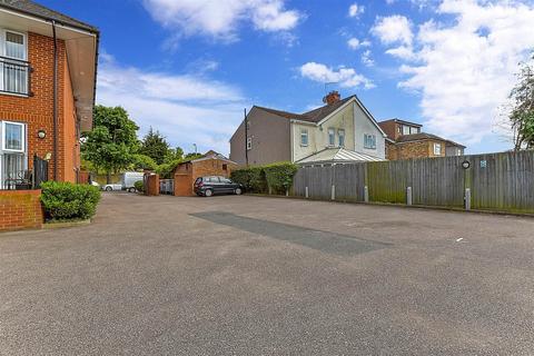 2 bedroom flat for sale, Hornchurch Road, Hornchurch, Essex