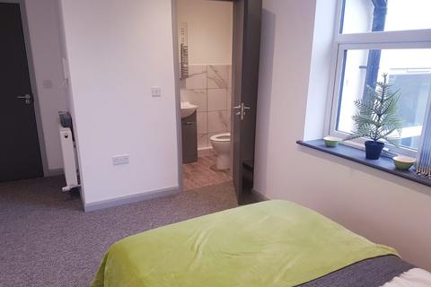 1 bedroom in a flat share to rent, London WD18