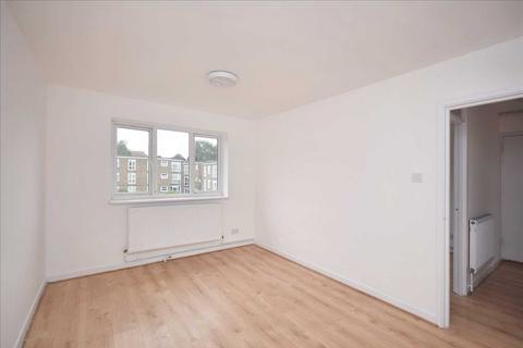 2 bedroom apartment to rent, Jengar Close, Sutton