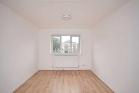 2 bedroom apartment to rent, Jengar Close, Sutton