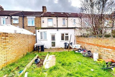2 bedroom flat for sale, Flat 1, 14 Hickling Road, Ilford, Essex, IG1 2HY