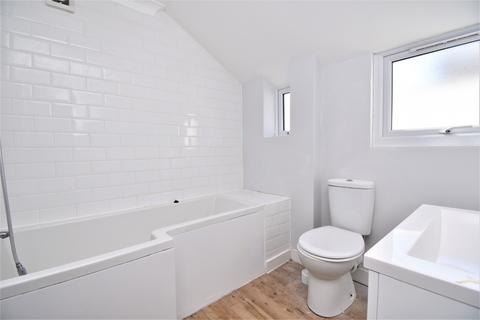 1 bedroom in a house share to rent, Cambridge Road Rochester ME2