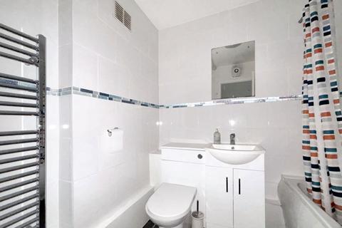 2 bedroom flat for sale, Flat 35 Rayner Towers, 2 Albany Road, Leyton, London, E10 7EJ