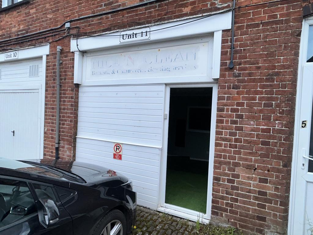 De La Warr Mews, BexhillonSea TN40 Industrial unit £450 pcm (£104 pw)