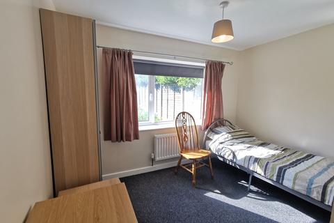 1 bedroom in a house share to rent, Swinburne Close, ST17 9YE