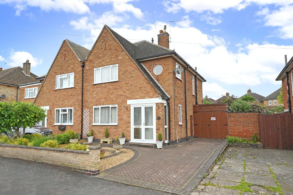 Kirby Muxloe, Leicester LE9 3 bed semidetached house for sale £270,000