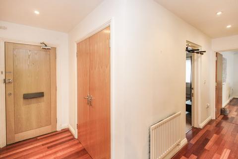 2 bedroom flat for sale, Horsham Road, Crawley, West Sussex. RH11 8PP