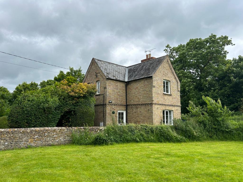 Church Lane, Stoke Doyle... 2 bed detached house £1,250 pcm (£288 pw)