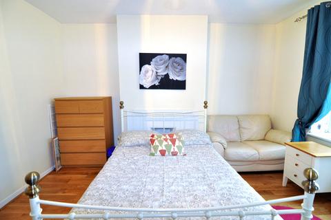 1 bedroom in a flat share to rent, St. Anns Road, Notting Hill, London W11