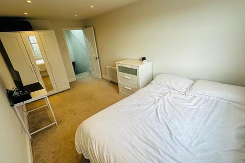 1 bedroom in a house share to rent, BEAUTIFUL DOUBLE ROOM | SINGLE PERSON | AVAIL NOW, Woodford Green IG8