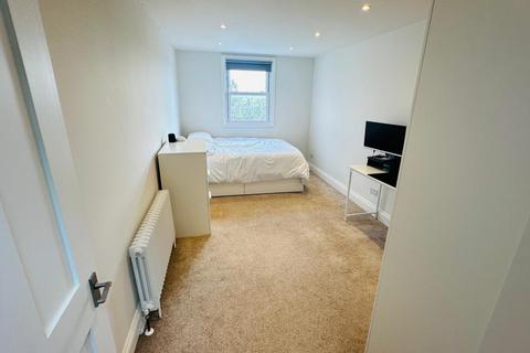 1 bedroom in a house share to rent, BEAUTIFUL DOUBLE ROOM | SINGLE PERSON | AVAIL NOW, Woodford Green IG8