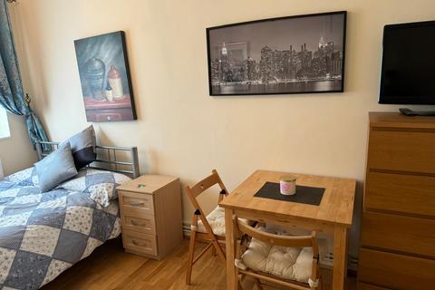 1 bedroom in a flat share to rent, St. Anns Road, Notting Hill, London, W11