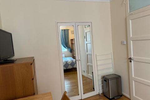 1 bedroom in a flat share to rent, St. Anns Road, Notting Hill, London, W11