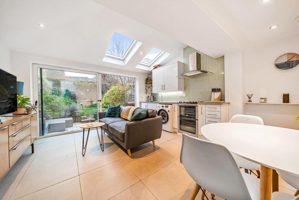 Moffat Road, Tooting 2 bed flat for sale £525,000