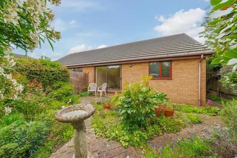 2 bedroom bungalow to rent, Hollow Close, Guildford GU2