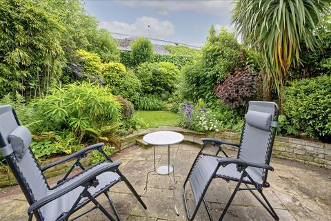 54 Ravenscourt Gardens, London, W6 0TU