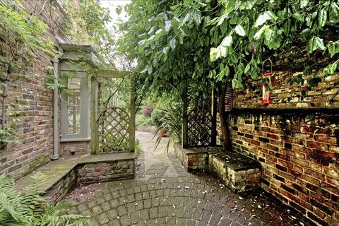 54 Ravenscourt Gardens, London, W6 0TU