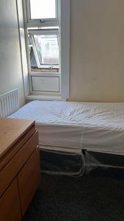 3 bedroom house to rent, Room 2, 47 burley lodge  Hyde Park  Leeds