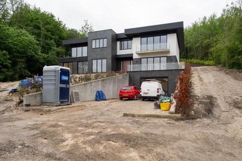 4 bedroom detached house for sale, Butlers Dene Road, Caterham CR3