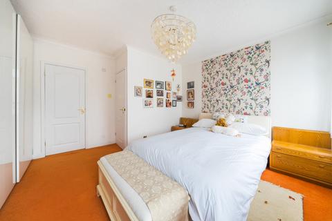 2 Neal Close, Northwood, HA6 1TH