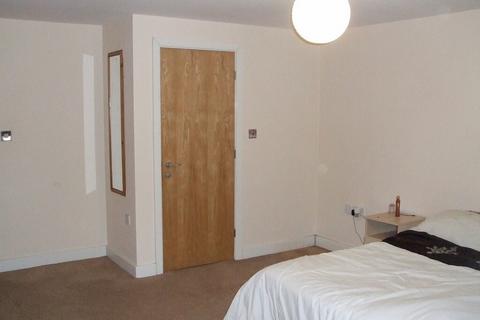 2 bedroom flat to rent, Dunlop Street , Manchester WA4