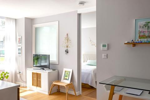 1 bedroom flat for sale, Globe House, parking space, aircon & 7 mins walk Station