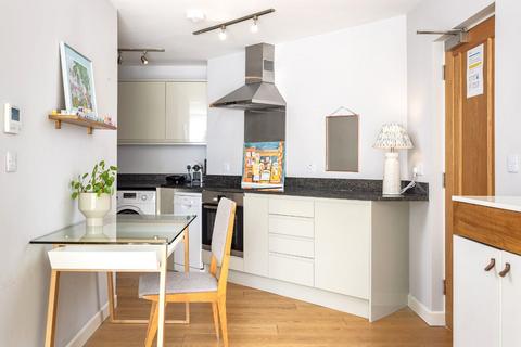 1 bedroom flat for sale, Globe House, parking space, aircon & 7 mins walk Station