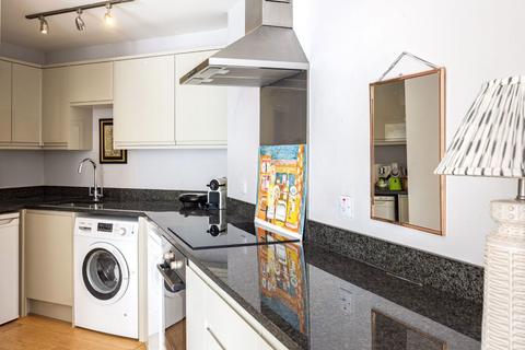 1 bedroom flat for sale, Globe House, parking space, aircon & 7 mins walk Station
