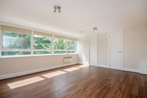 Studio to rent, Hornsey Lane, Highgate, London, N6